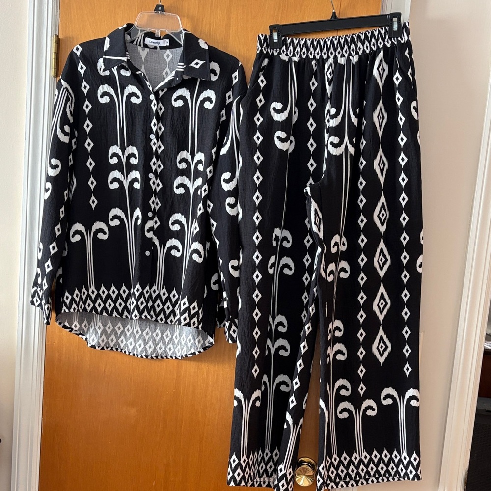 Elegant Black and White Women's Patterned Set